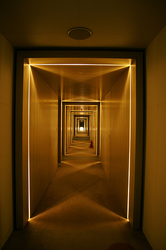 W Seoul - Walkerhill 666 Wホテル ソウル・ウォーカーヒルの光で演出された廊下