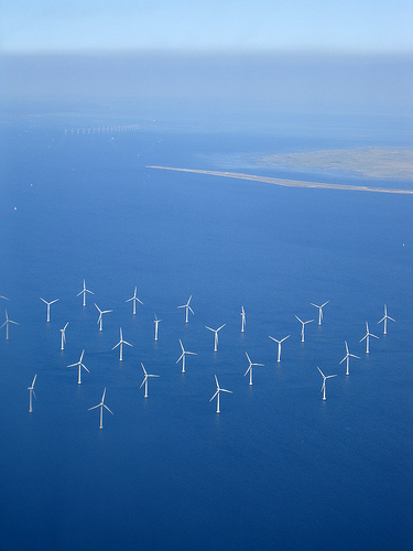 wind generated electricity 洋上の風力発電機群