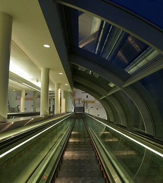 Dubai Metro – Burj Khalifa station ドバイメトロでブルジュ・ハリファ駅到着