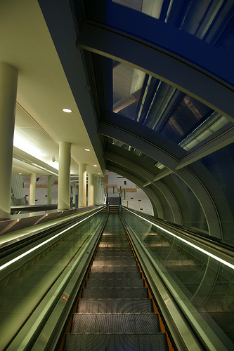 Dubai Metro - Burj Khalifa station ドバイメトロでブルジュ・ハリファ駅到着