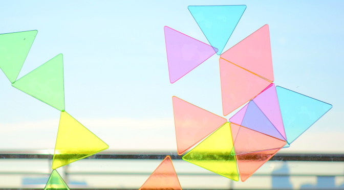 sankakumado 三角窓 窓に貼り付けて遊ぶビニール製のおもちゃ